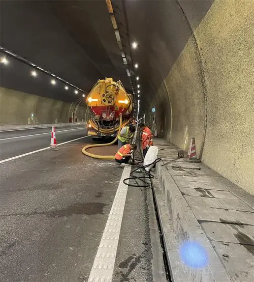 新乐隧道排水渠清淤